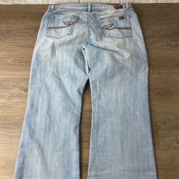 Foster Jeans Co Women’s High Rise Light Wash Boot Cut Jeans, size 12 - Picture 12 of 13